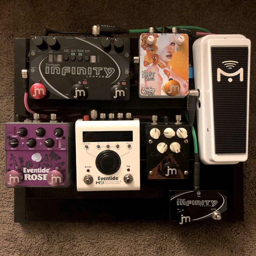 A bunch of different types of pedals on the floor